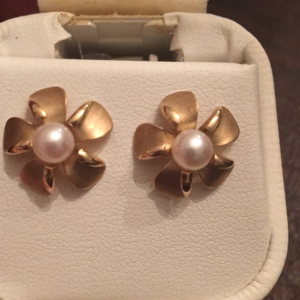 Gold - Pearl earings w gold flower jackets